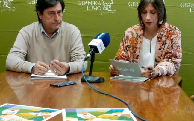 El concejal Iñaki Gorroño y la responsable de Medio Ambiente y Sostenibilidad de BBK, Leire Zarate, durante la presentación del Último Lunes de Octubre.