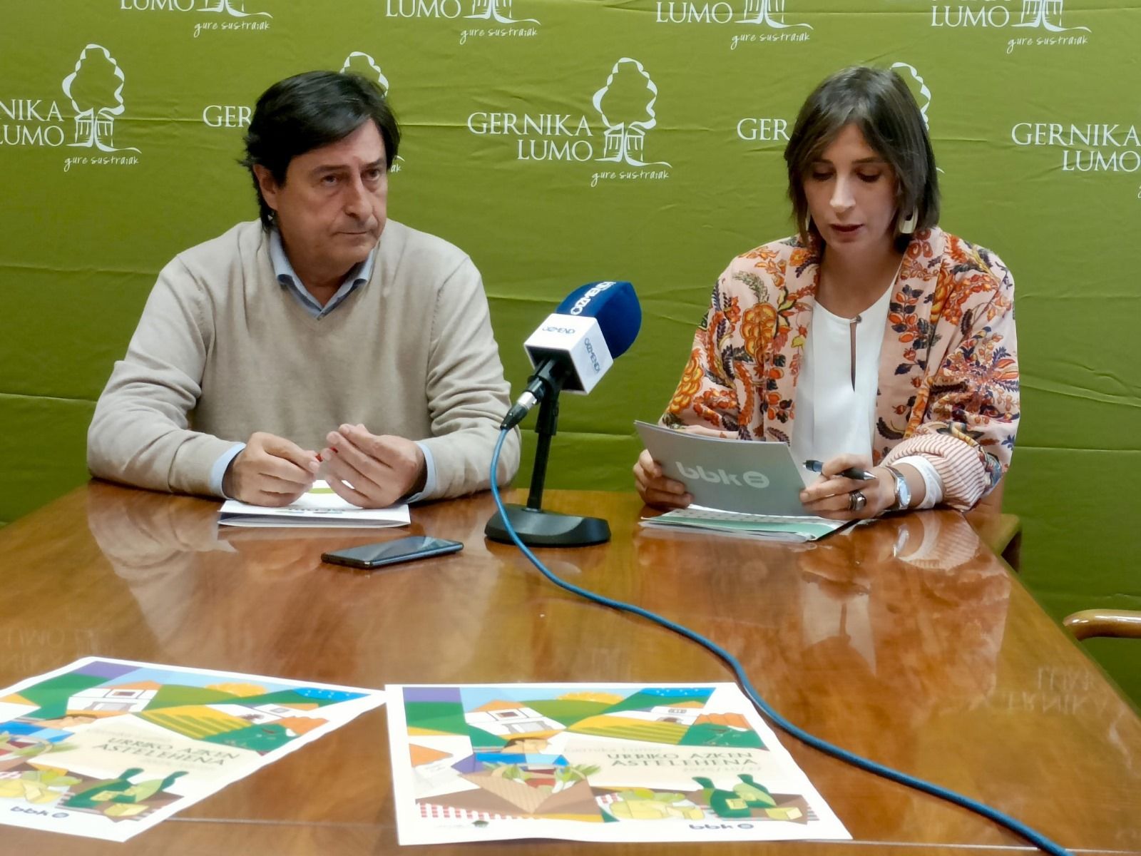 El concejal Iñaki Gorroño y la responsable de Medio Ambiente y Sostenibilidad de BBK, Leire Zarate, durante la presentación del Último Lunes de Octubre.