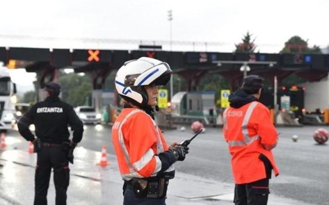 Agentes de tráfico de la Ertzaintza.