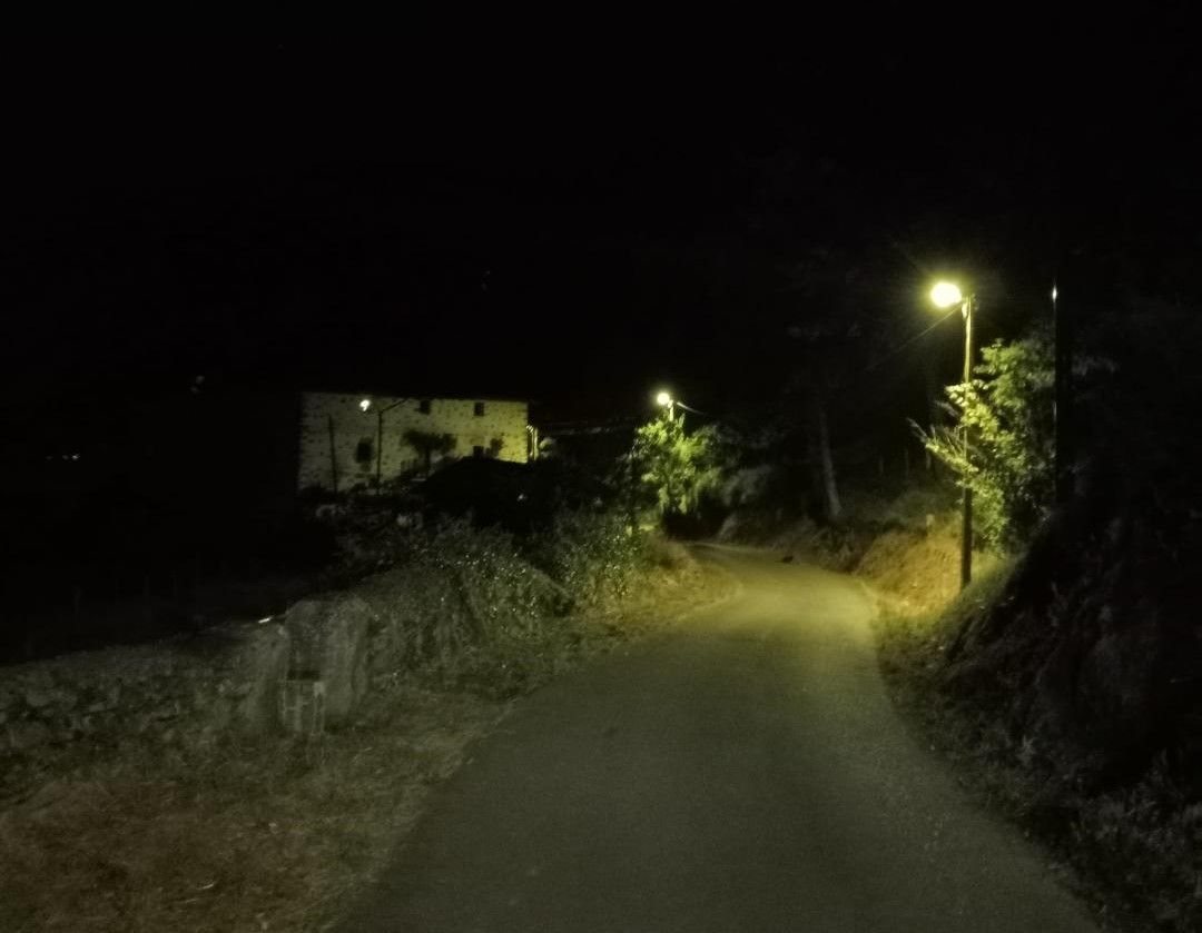 El alumbrado en las zonas más rurales de Okondo es escaso