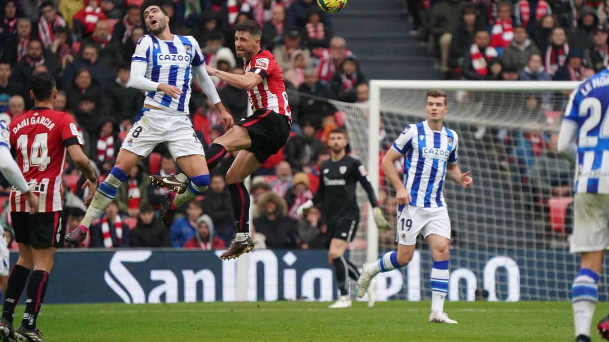 Yeray Álvarez pugna con Mikel Merino por un balón aéreo.