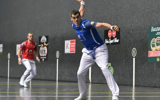 En imágenes: Joseba Ezkurdia vence a Aitor Elordi en los cuartos de final del Manomanista en Bilbao (10-22).