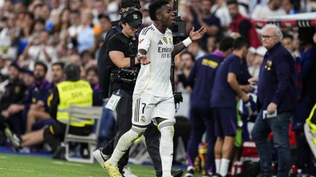Vinicius protesta su sustitución durante el Clásico.