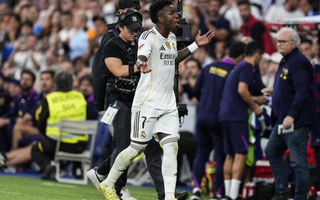 Vinicius protesta su sustitución durante el Clásico.
