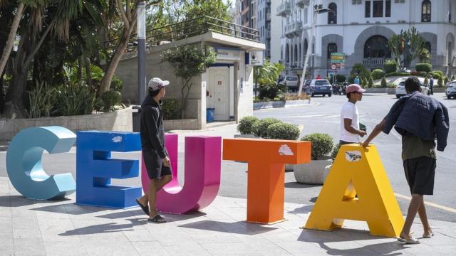 Varios menores migrantes pasean centro de Ceuta.