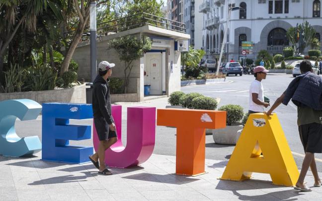 Varios menores migrantes pasean centro de Ceuta.