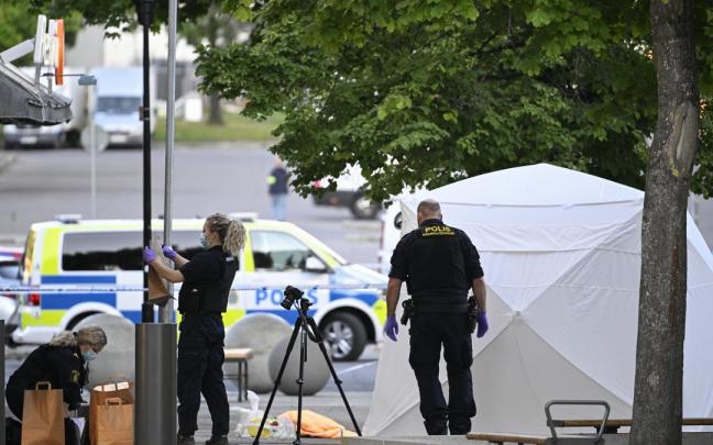 Dispositivo desplegado en el entorno del centro comercial Farsta de Estocolmo.
