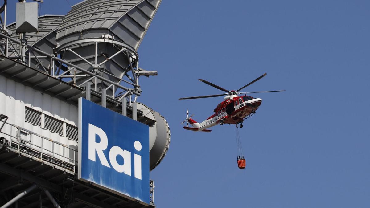 Un helicóptero trabajando en las labores de extinción del incendio declarado en el centro de Roma