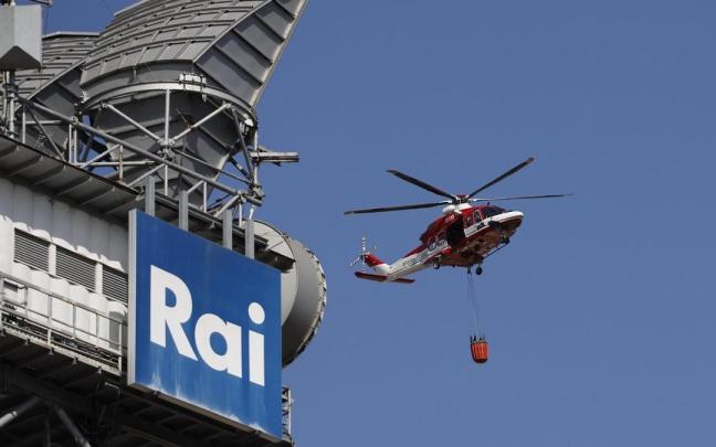 Un helicóptero trabajando en las labores de extinción del incendio declarado en el centro de Roma