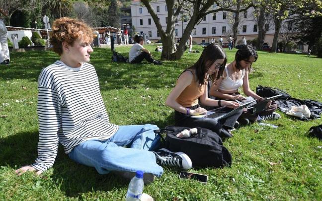 Un grupo de jóvenes universitarios. Un grupo de jóvenes universitarios.