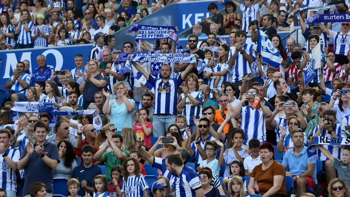 La grada de Anoeta, durante un partido. / JAVI COLMENERO