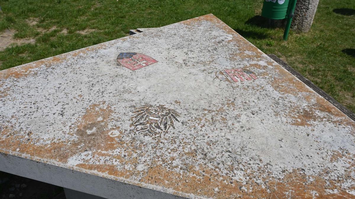 La mesa de picnic es el símbolo de esta frontera, pero el trifnio lo marca un alto mojón de cemento con un resto de la alambrada del Telón de Acero.