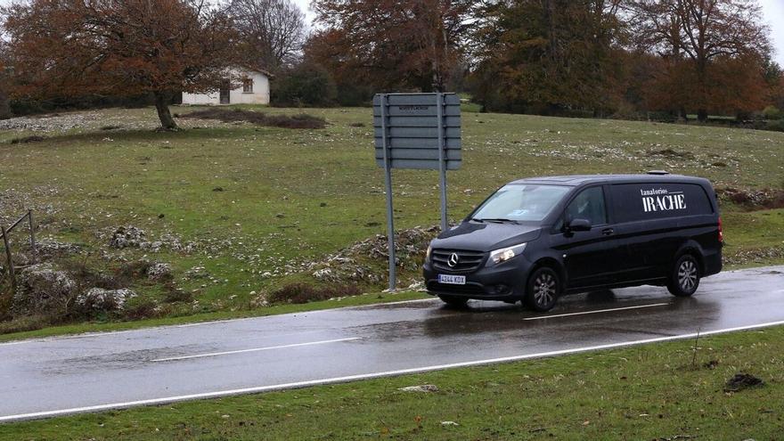 El vehículo funerario recoge uno de los cadáveres en Urbasa. Foto: Javier Bergasa