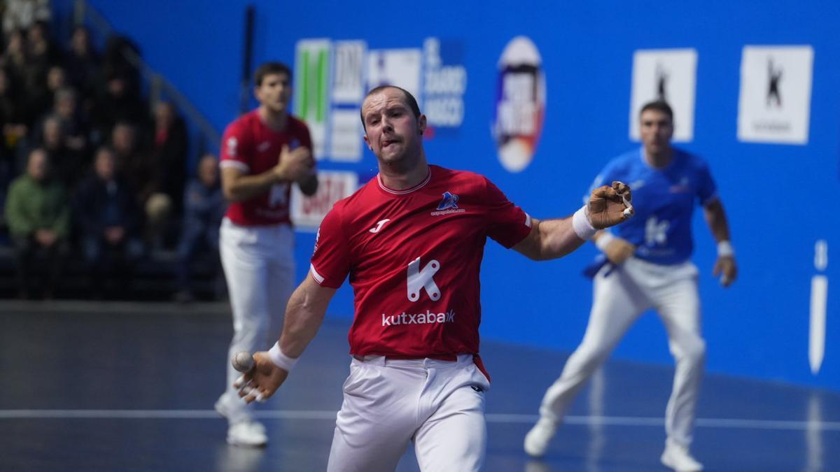 Aitor Elordi golpe la pelota en el duelo del Parejas en Mungia.