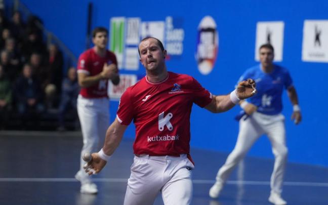 Aitor Elordi golpe la pelota en el duelo del Parejas en Mungia.