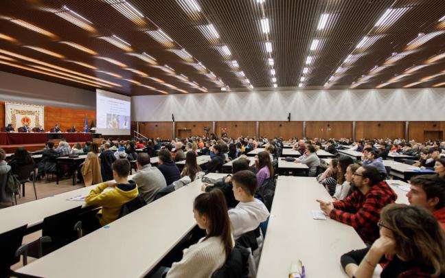 Estudiantes, en una de las charlas de la primera Jornada de Puertas Abiertas de la UPNA
