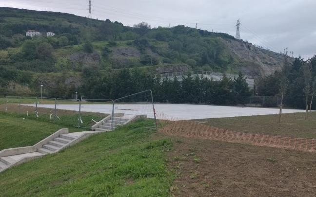 La nueva zona deportiva de el barrio del Puerto en Zierbena ocupará cerca de 1.200 metros cuadrados / E. Zunzunegi La nueva zona deportiva de el barrio del Puerto en Zierbena ocupará cerca de 1.200 metros cuadrados