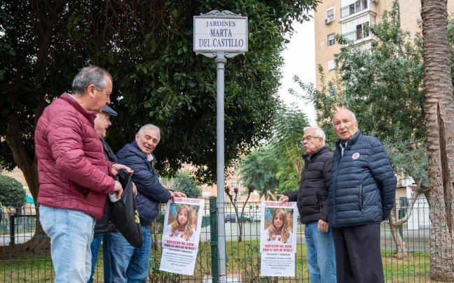 El abuelo de Marta del Castillo, José Antonio Casanueva (1d), pegando los carteles por el acto de los 15 años del crimen. / EP El abuelo de Marta del Castillo, José Antonio Casanueva (1d), pegando los carteles por el acto de los 15 años del crimen.