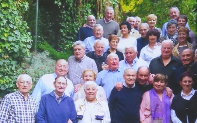 Urretxuarras y zumarragarras nacidos en 1944, en una fiesta anterior.
