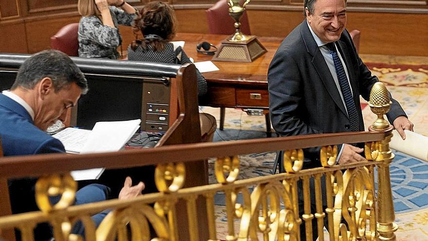 El portavoz del PNV en el Congreso, Aitor Esteban, pasa ante Pedro Sánchez.