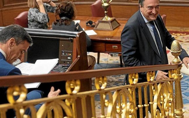 El portavoz del PNV en el Congreso, Aitor Esteban, pasa ante Pedro Sánchez.