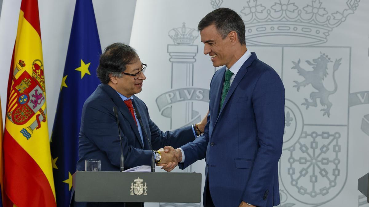 Gustavo Petro (i), junto a Pedro Sánchez.