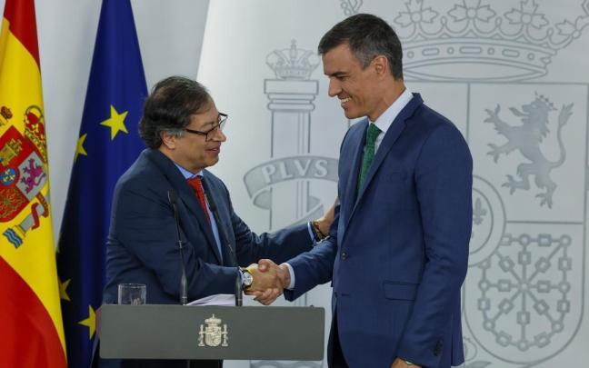 Gustavo Petro (i), junto a Pedro Sánchez.