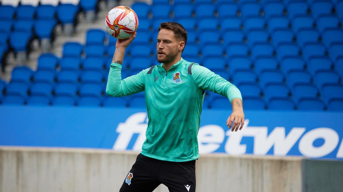 Álex Remiro, durante el entrenamiento de este viernes en Anoeta. / REAL SOCIEDAD