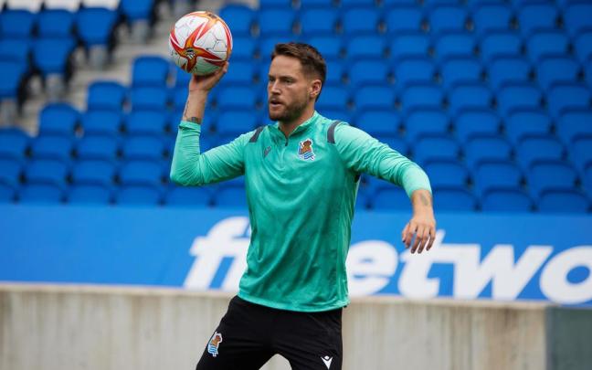 Álex Remiro, durante el entrenamiento de este viernes en Anoeta. / REAL SOCIEDAD