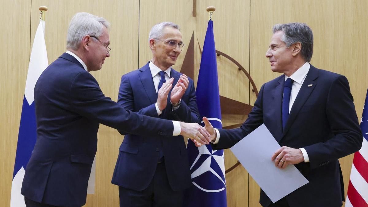 El ministro finlandés de Exteriores, Pekka Haavisto (i) saluda al secretario de Estado de EEUU Antony Blinken (d) ante el secretario general de la OTAN, Jens Stoltenberg. EFE