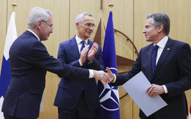 El ministro finlandés de Exteriores, Pekka Haavisto (i) saluda al secretario de Estado de EEUU Antony Blinken (d) ante el secretario general de la OTAN, Jens Stoltenberg. EFE