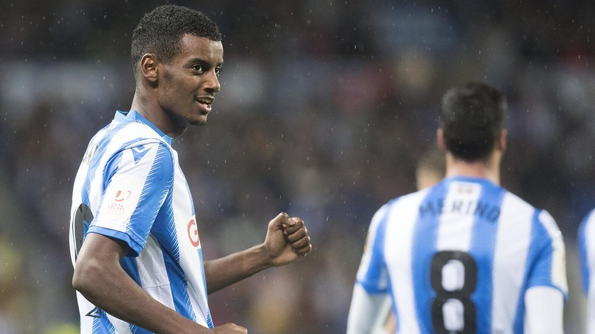 Alexander Isak celebra un gol con la Real Sociedad. / RUBEN PLAZA