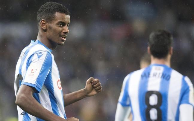 Alexander Isak celebra un gol con la Real Sociedad. / RUBEN PLAZA