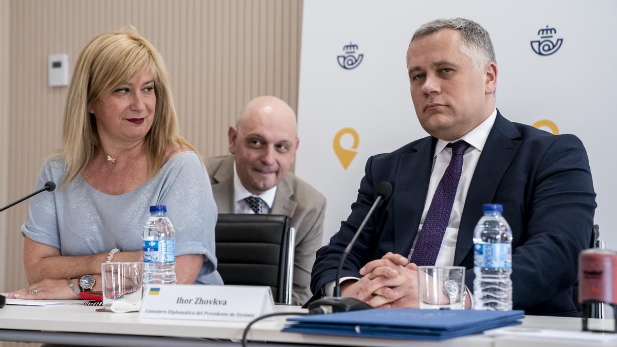 La Directora de Relaciones Institucionales y Filatelia, Leire Díez Castro, junto al Consejero Diplomático del Presidente de Ucrania, Igor Zhovka