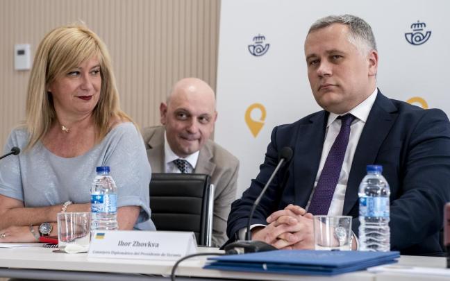 La Directora de Relaciones Institucionales y Filatelia, Leire Díez Castro, junto al Consejero Diplomático del Presidente de Ucrania, Igor Zhovka