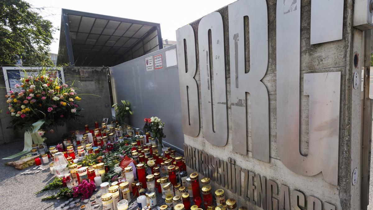 Velas y flores a las puertas de la escuela de Graz, en Austria, donde tuvo lugar el tiroteo.