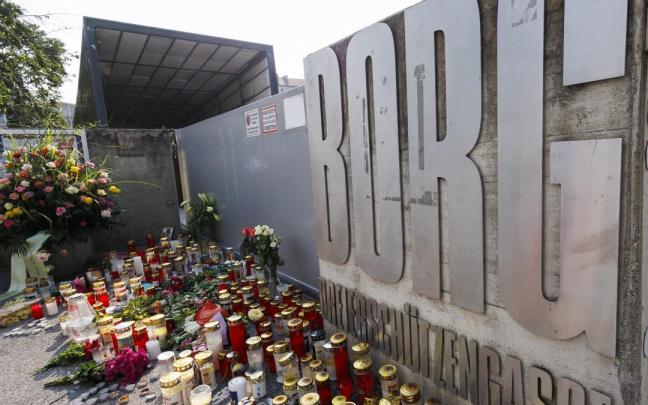 Velas y flores a las puertas de la escuela de Graz, en Austria, donde tuvo lugar el tiroteo. / NTM / EP Velas y flores a las puertas de la escuela de Graz, en Austria, donde tuvo lugar el tiroteo.