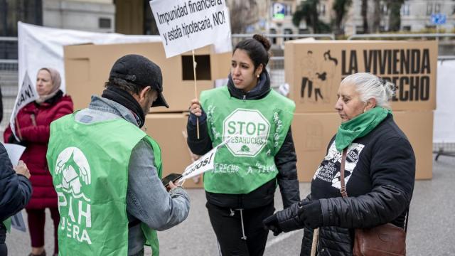 Varias personas de la Plataforma de Afectados por la Hipoteca durante una concentración.