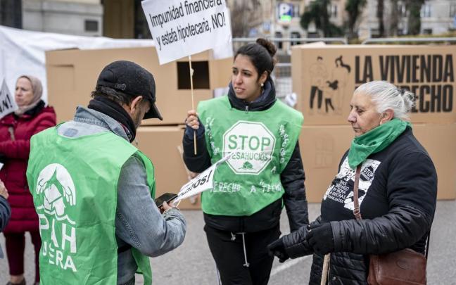 Varias personas de la Plataforma de Afectados por la Hipoteca durante una concentración.