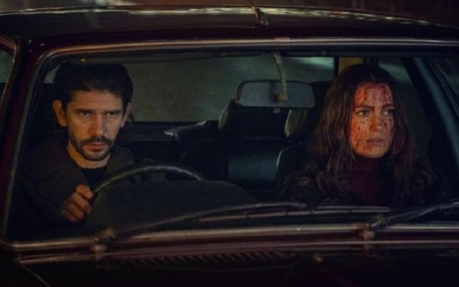 Ben Whishaw y Keira Knightley, en una escena de la serie ‘Palomas Negras’