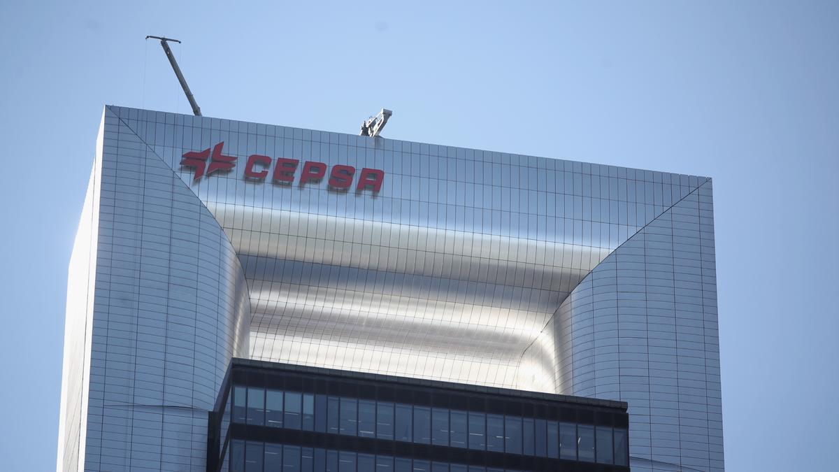 Imagen del logo de Cepsa en la Torre Cepsa de la zona financiera Cuatro Torres Business Area, en Madrid