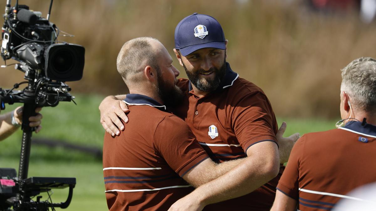 Jon Rahm y Tyrrell Hatton se abrazan durante el partido de foursomes.