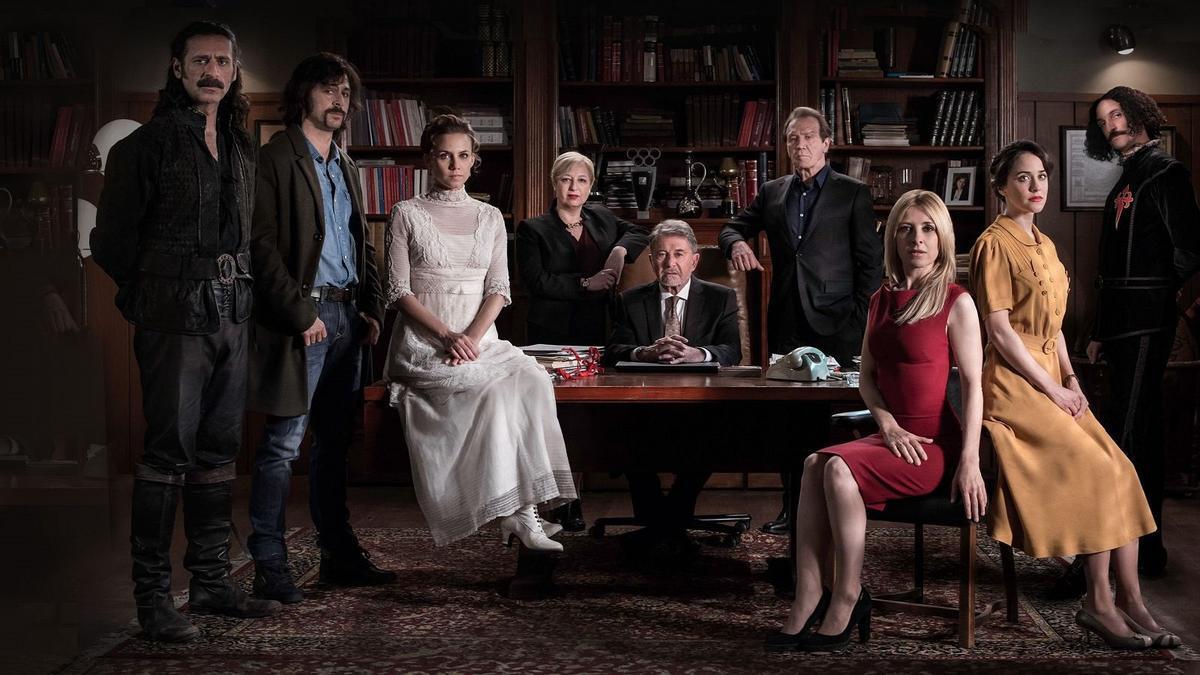 Imagen de familia del elenco principal de la serie ‘El Ministerio del Tiempo’