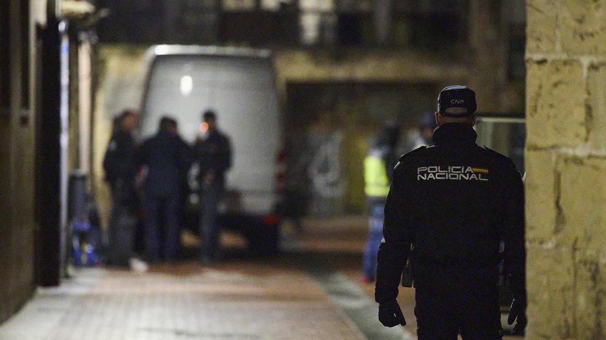 Agentes de la Policía Nacional en el exterior de la iglesia evangélica de Miranda de Ebro.