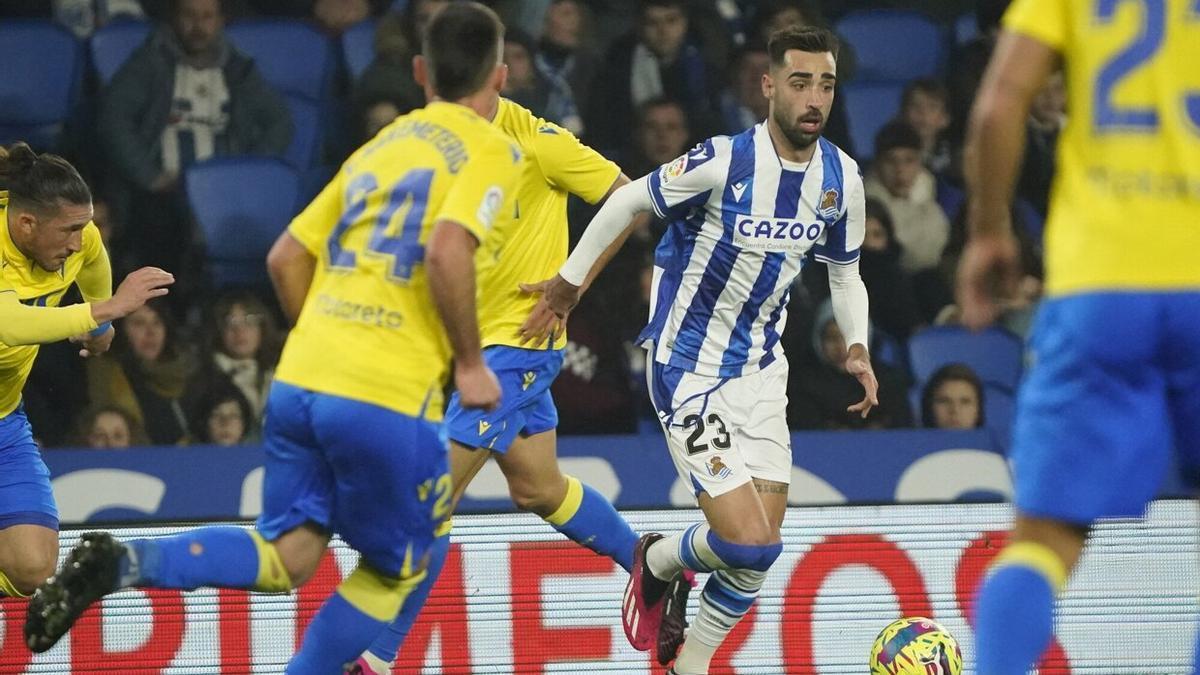 Brais avanza ante el Cádiz rodeado de futbolistas amarillos.