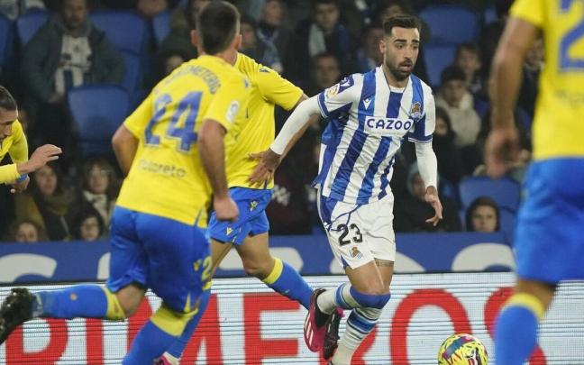 Brais avanza ante el Cádiz rodeado de futbolistas amarillos.