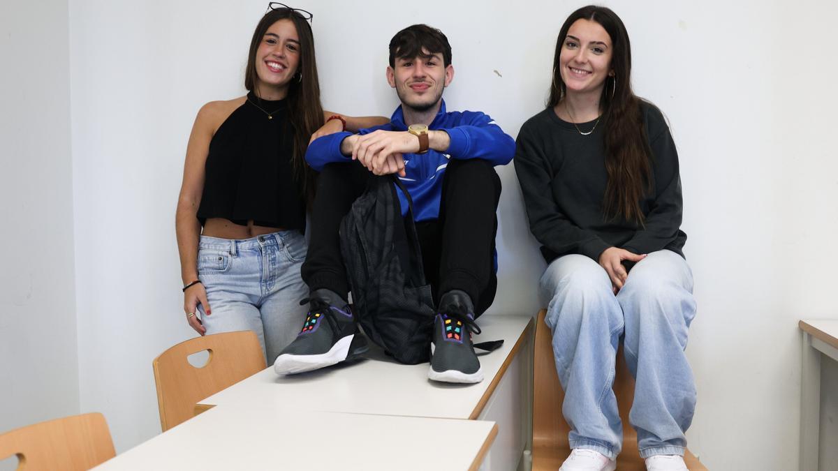 Aimar Zunzunegi, Laura de la Cámara e Irati Murcia estudiantes de Educación Infantil y Primaria de la Facultad de Educación de la EHU.