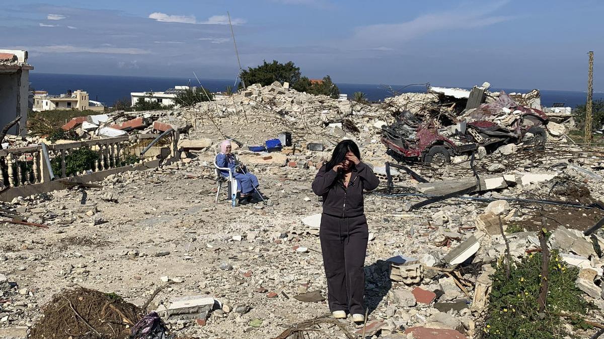 Dos mujeres entre las ruinas de Naqoura, en el sur de Líbano, tras la retirada de las tropas israelíes de la localidad.