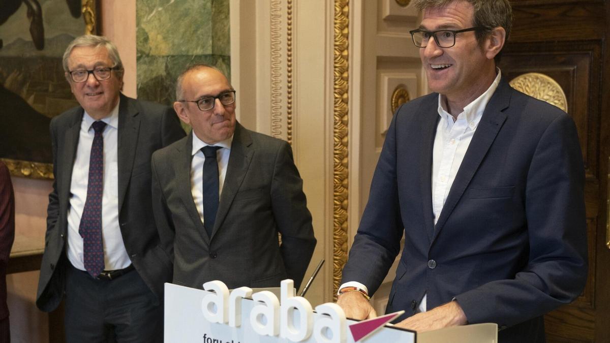 Gorka Urtaran, junto a Ramiro González y pedro Elosegi en una rueda de prensa. Foto: Alex Larretxi