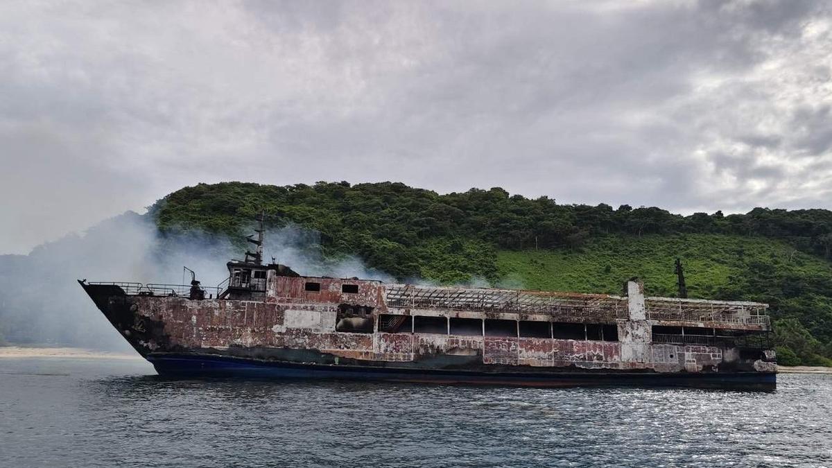 Imagen del ferri incendiado